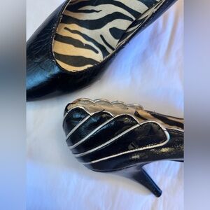 KATHRYN AMBERLEIGH Black/Silver art deco wing vintage Women's Heels 8M